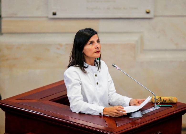 La ministra de Minas, Irene Vélez, enfrentó una moción de censura en la Cámara de Representantes, en donde la votación terminó 24 votos para que saliera del cargo y 132 para que se mantuviera. FOTO Colprensa