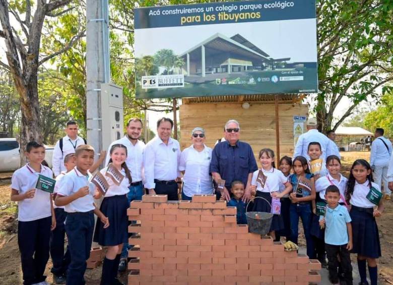 Howard asistió a Tibú, donde construirá un megacolegio. FOTO Cortesía. 