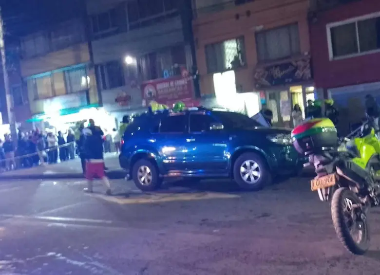 La policía local hizo presencia en el lugar luego del intento de sicariato. FOTO: Captura de video de redes sociales @ColombiaOscura