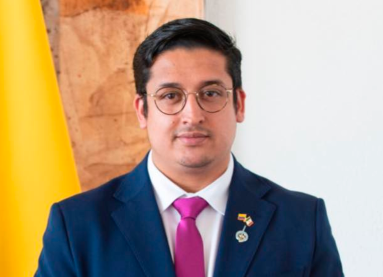 Hernández trabajó en el Senado como asesor del entonces congresista Gustavo Petro, desempeñando las funciones de jefe de prensa. FOTO: Facebook.com/OficialAndresHernandezR/