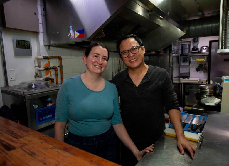 Nataly y Ian en la cocina de Bao Bei. FOTO Esneyder Gutiérrez