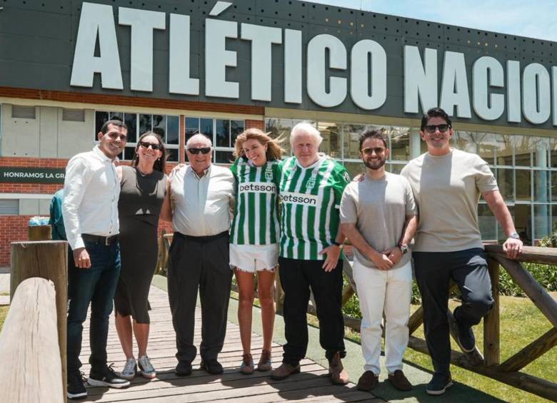 El ex primer ministro del Reino Unido, Boris Johnson, y su esposa Carrie Johnson, junto con la comitiva de Atlético Nacional que los recibió en la sede de Guarne. FOTO: Tomada de redes sociales @nacionaloficial