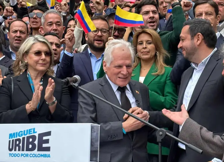 Uribe Londoño sostuvo que decidió lanzarse en la carrera por la Casa de Nariño como se lo hubiera recomendado su propio hijo: “Él me hubiera dicho sin dudar que siguiera adelante”. FOTO: JAVIER GONZÁLEZ PENAGOS