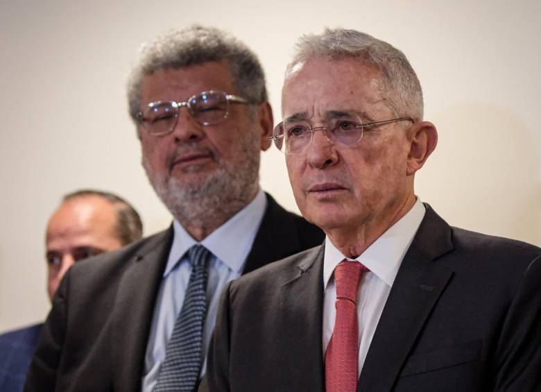 El expresidente, Álvaro Uribe y su abogado, Jaime Granados. Foto: Colprensa
