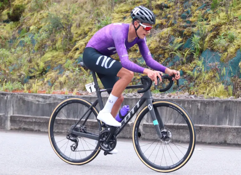 El corredor Rodrigo Contreras es el vigente campeón de la Vuelta a Colombia. En 2024 conquistó el título tras una cronoescalada en el Alto de Palmas de Medellín. FOTO: CORTESÍA FEDECICLISMO