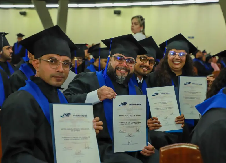 Siete estudiantes del ITM ahora son los primeros profesionales en Lengua de Señas Colombiana en la ciudad y el departamento. FOTO: ITM