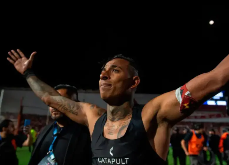 Villa tras quedar campeón de la Copa con Independiente Rivadavia. FOTO: Tomada de redes sociales @CSIRoficial y @CopaArgentina