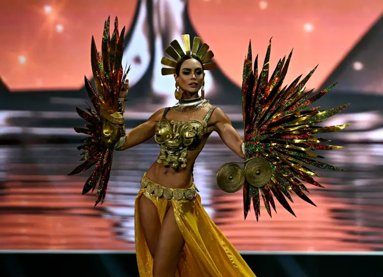 Vanessa Pulgarín en la presentación de traje tradicional en Miss Universo. FOTO AFP