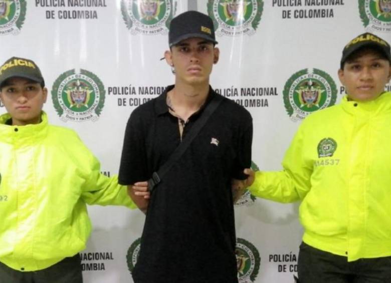 William Eliud Camacho Domínguez alias El Wilpro, durante su detención por uniformadas de la Policía. FOTO: Cortesía