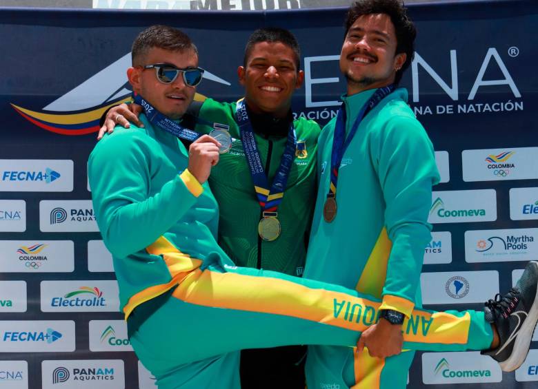 Luis Felipe Uribe (en el centro de la foto), se quedó con la medalla de oro en la prueba de trampolín un metro en el primer día. A su izquierda Daniel Restrepo y a la izquierda Sebastián Morales. FOTO: CORTESÍA Mariana Primero, Fecna