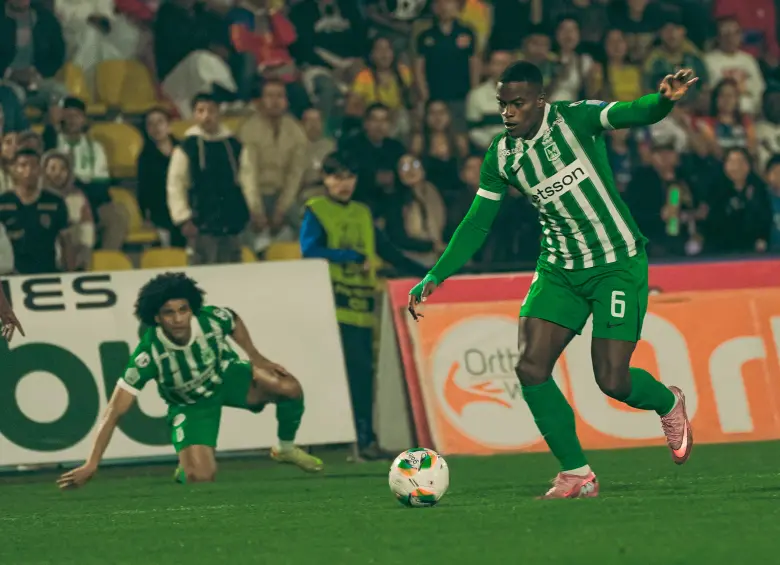 En la imagen aparecen Andrés Román y Eduard Bello durante el juego ante Pasto. FOTO ATLÉTICO NACIONAL