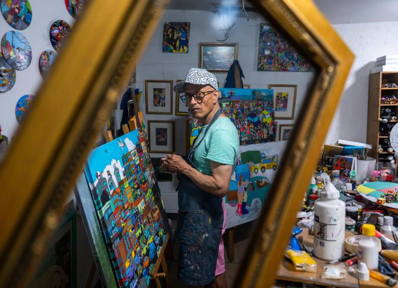 Nacido en San Vicente Ferrer, Jorge Zapata Sánchez lleva veinte años registrando la vida del centro, con sus luces, sombras y colorido. Foto Carlos Velázquez.