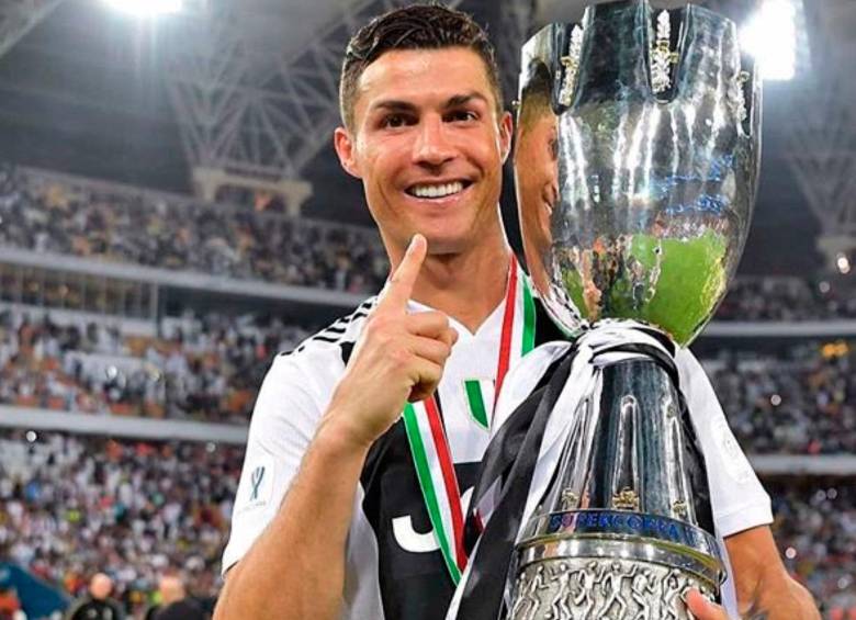 Cristiano Ronaldo con la Supercoppa de Italia en 2019. FOTO: X Cristiano