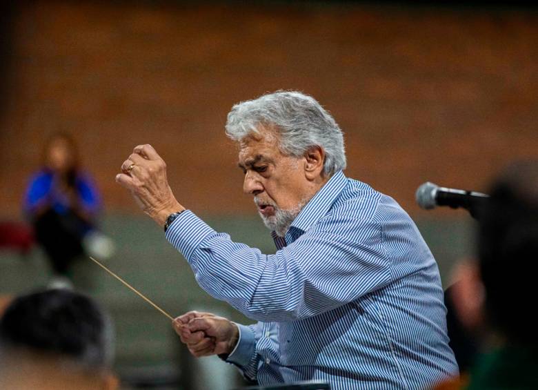 Plácido Domingo brindó un espectáculo en el ensayo para su concierto en Envigado. Cantó canciones colombianas y dirigió a los músicos de la Filarmed. Foto: Carlos Velazquez. 