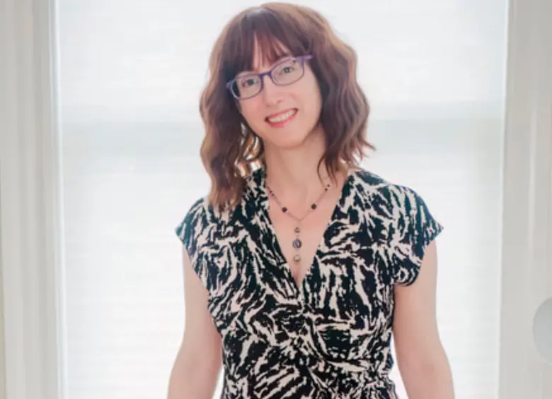 Freida McFadden es Sara Cohen, y aunque reveló su nombre real seguirá firmando los libros con el seudónimo que la hizo famosa. FOTO: Cortesía