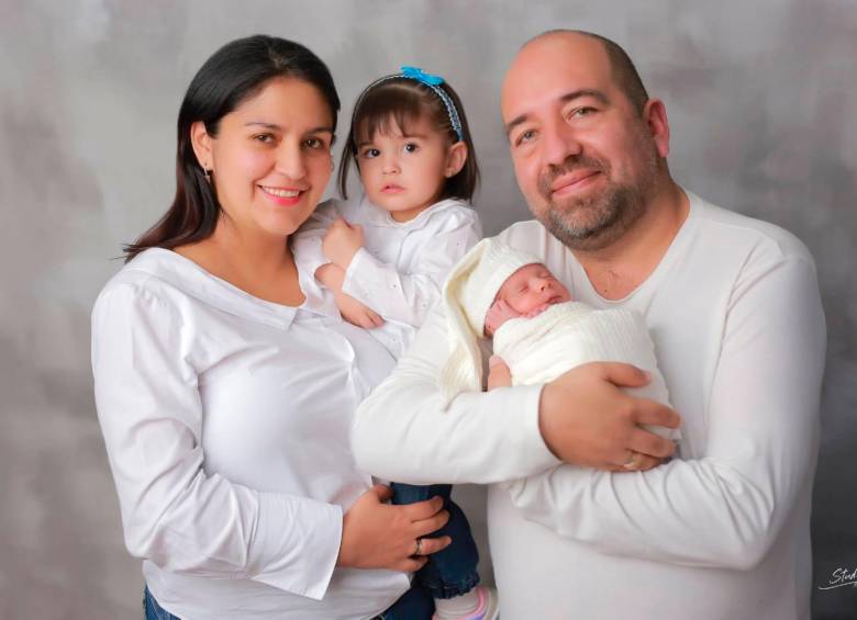 Carolina Soto y su esposo, con sus hijos María Alejandra y Cristian Camilo. FOTO: CORTESÍA