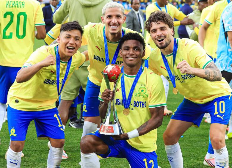 Brayan León celebrando un título con sus compañeros de equipo. FOTO: Tomada de las redes sociales de @leon11bryan.