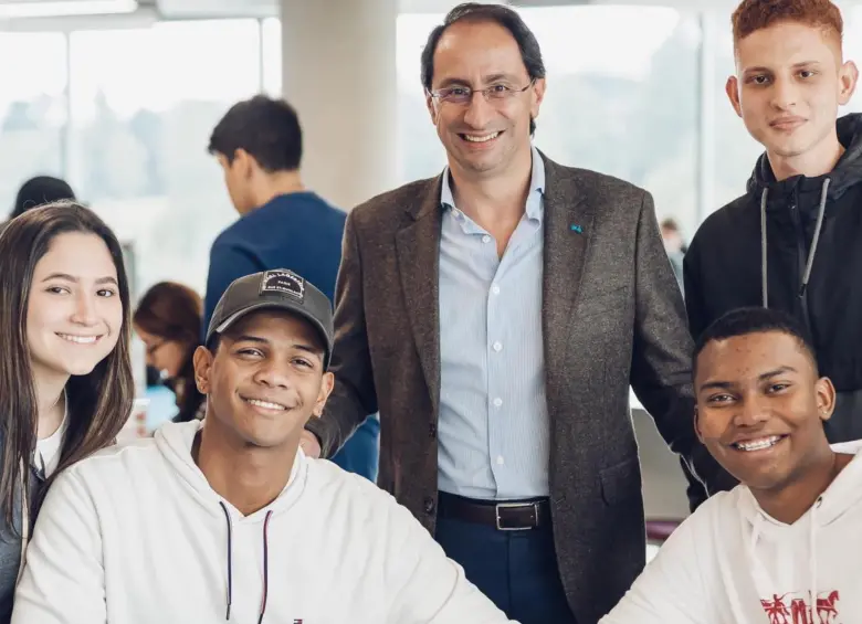 José Manuel Restrepo Abondano con algunos estudiantes de la EIA. FOTO: Tomada de redes sociales de José Manuel Restrepo