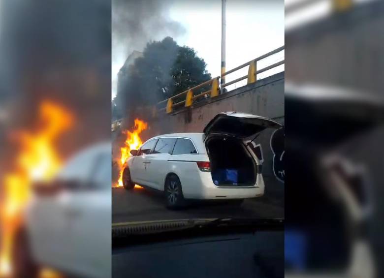 El vehículo incendiado iba saliendo del deprimido de Bulerías en dirección hacia el centro de la ciudad. FOTO: IMAGEN TOMADA DE VIDEO