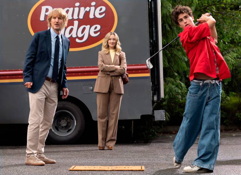 Owen Wilson, Judy Greer y Peter Dager en Stick: el swing perfecto. FOTO Cortesía Apple TV+