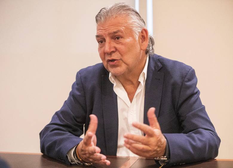 Jaime Alberto Cabal, presidente de Fenalco, sostuvo que un aumento alto del mínimo golpearía las finanzas públicas y encarecería la nómina del Estado. FOTO EL COLOMBIANO