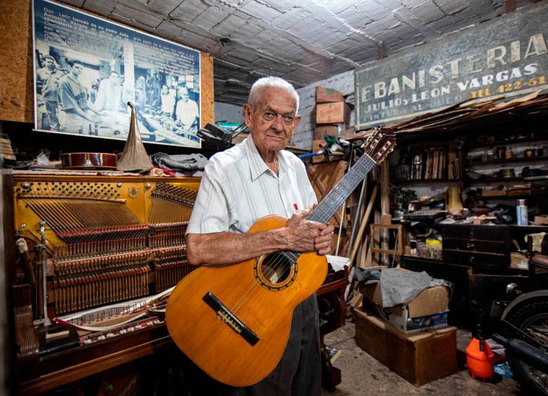 El estudio de León Vargas, el luthier de Aranjuez