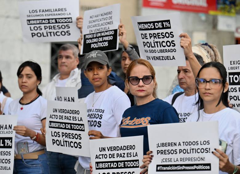 Familiares de los presos políticos se han unido a las afueras de los centros de reclusión pidiendo celeridad en las liberaciones. Foto: Juan Barreto/ AFP