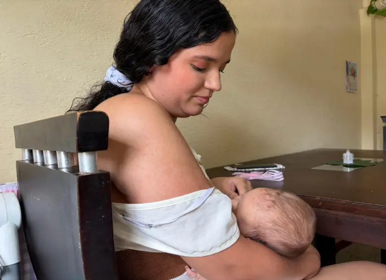 Imagen de la madre amamantando a su bebé en su hogar. FOTO: Cortesía