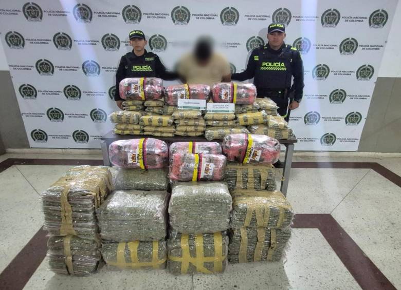 El hombre junto con la droga incautada por la Policía. FOTO: Cortesía