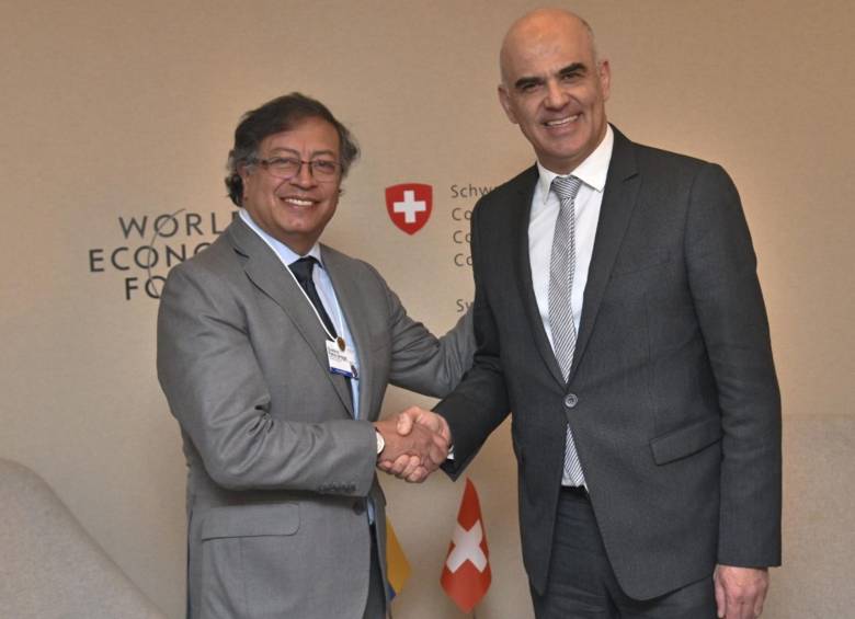 El presidente de Colombia, Gustavo Petro, y el presidente de la Confederación Suiza para el 2023, Alain Berset. FOTO: Colprensa