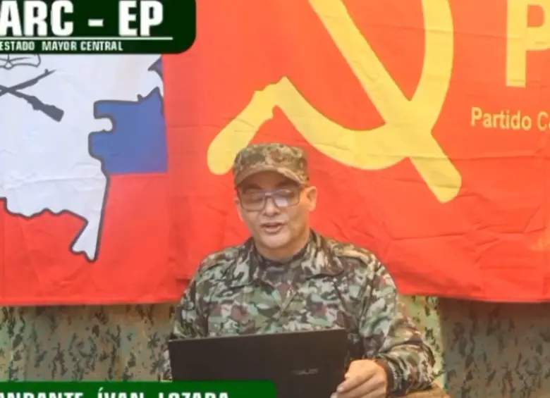 El comandante disidente Iván Mordisco grabó un nuevo video en una zona selvática del país. Foto: captura de video