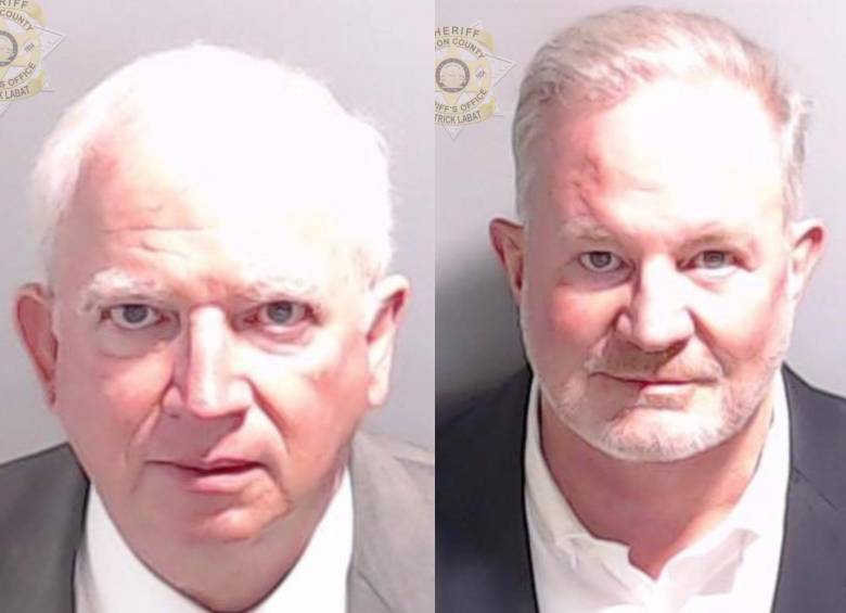 Se trata de Scott Hall y John Eastman, este último exabogado de campaña de Trump. FOTO: Fulton County Sheriff’s Office