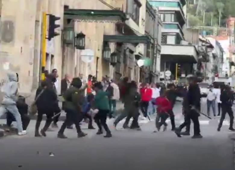 Comunidades indígenas se enfrentan al UNDMO a las afueras del Ministerio del Interior. Foto: Captura video
