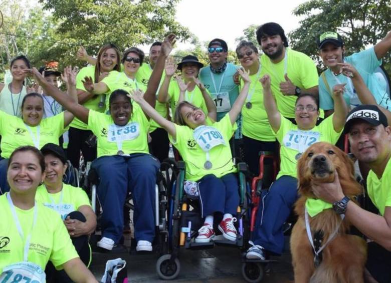 Participantes de Corre por Amor en la ciudad de Medellín, la carrera que promueve la inclusión social por medio del deporte. FOTO: CORRE POR AMOR 