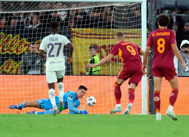 Berke Ozer, arquero del Lille OSC, se robó los aplausos luego de atajar el mismo penalti en tres ocasiones. Foto: GETTY