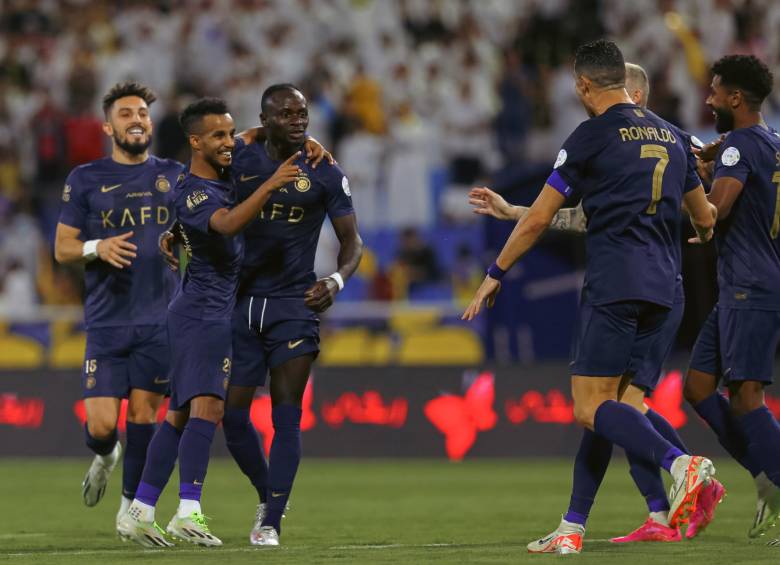 Crsitiano Ronaldo celebrando un gol con sus compañeros del Al - Nassr. FOTO: Twitter @AlNassrFC