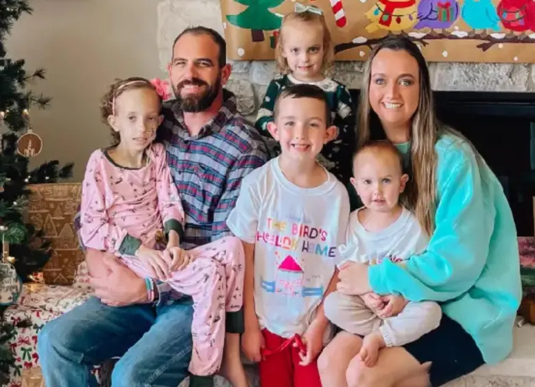 La familia Bird celebrando la Navidad junto con Brielle, una niña de 9 años con cáncer terminal, por lo que desde octubre transformaron su casa. FOTO: Tomada de redes sociales @briestrongerthancancer