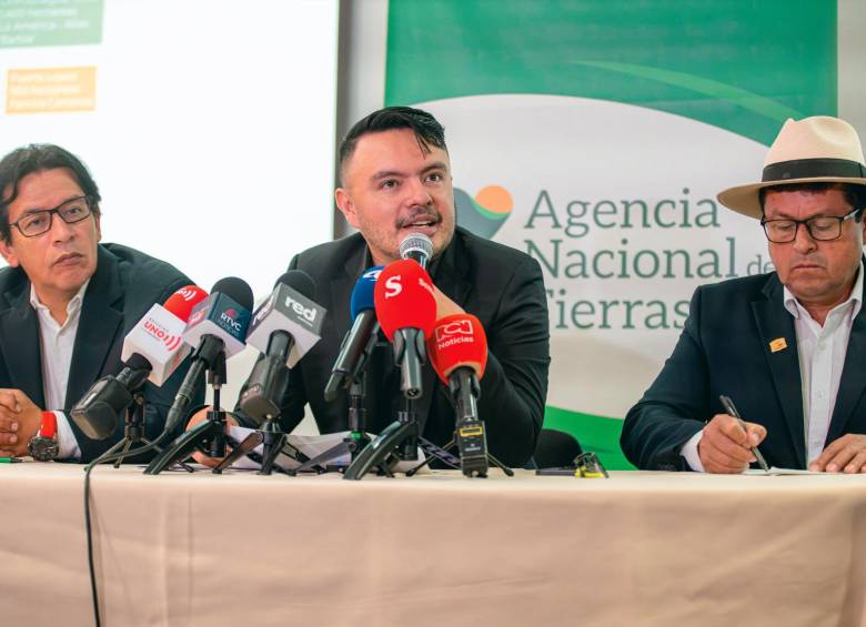  De izq. a der., Carlos Alberto Benavides Mora, senador por el Pacto Histórico; Felipe Harman, director de la ANT, y Robert Daza Guevara, senador por el Pacto Histórico. Foto: cortesía.