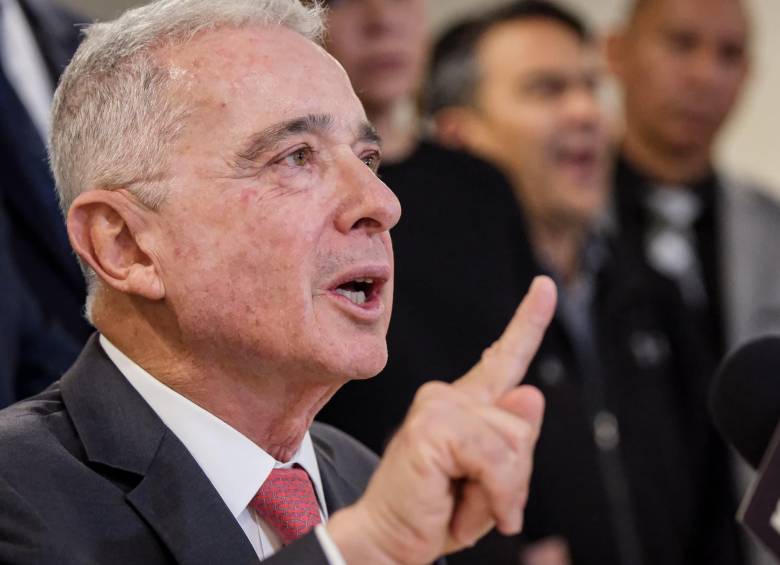 El expresidente Álvaro Uribe se defiende en juicio por su presunta responsabilidad en los delitos de soborno y fraude procesal. FOTO: Colprensa