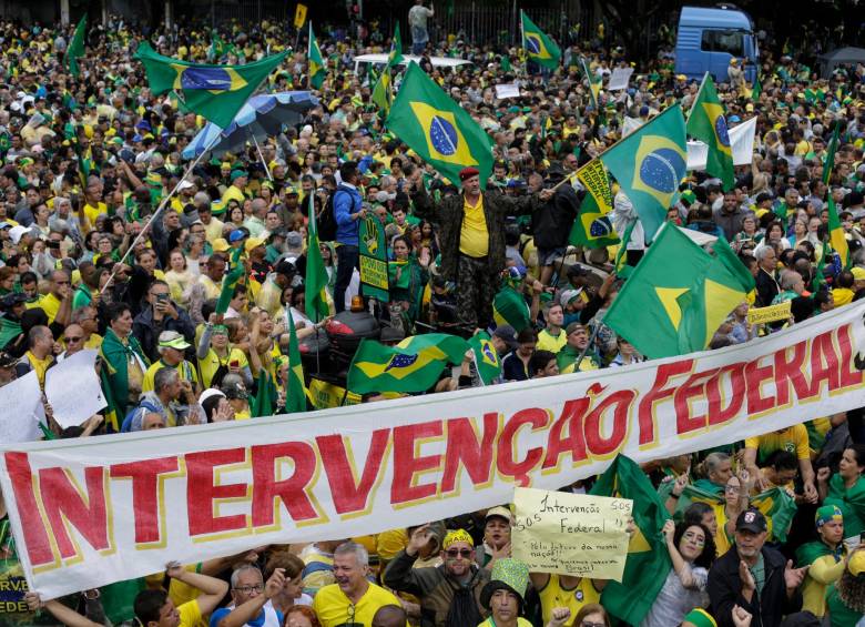 “¡Intervención federal ya!”, pidieron los seguidores de Jair Bolsonaro, quien perdió el domingo por 49,1% de los votos, frente a 50,9% de Lula. FOTO: EFE