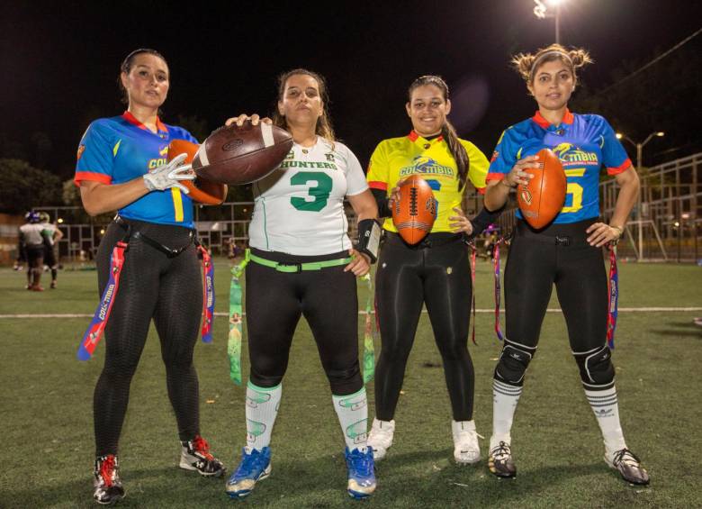 Desde octubre de 2021, Sara (blanco) es la entrenadora de la Selección Colombia de flag football. FOTO Edwin Bustamante. 