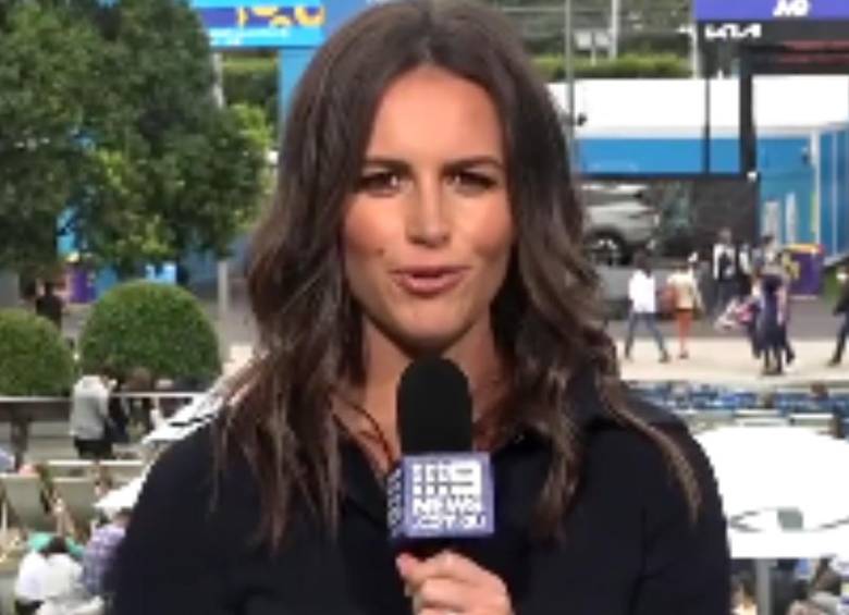 Danika Mason durante una transmisión en vivo que se volvió viral tras admitir que había consumido alcohol antes de salir al aire.