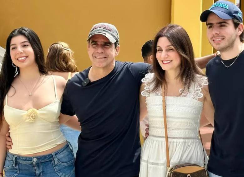 Alejandro Char junto con su esposa Katia Nule y sus hijos Alejandro Char Nule y Mariana Char Nule. FOTO: Redes sociales @AlejandroChar