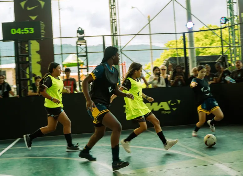 Alrededor de 100 jugadores se citaron en el parque del barrio Andalucía La Francia en la ciudad de Medellín para disputar una de las plazas más codiciadas del fútbol callejero actual. FOTO: Cortesía Nike