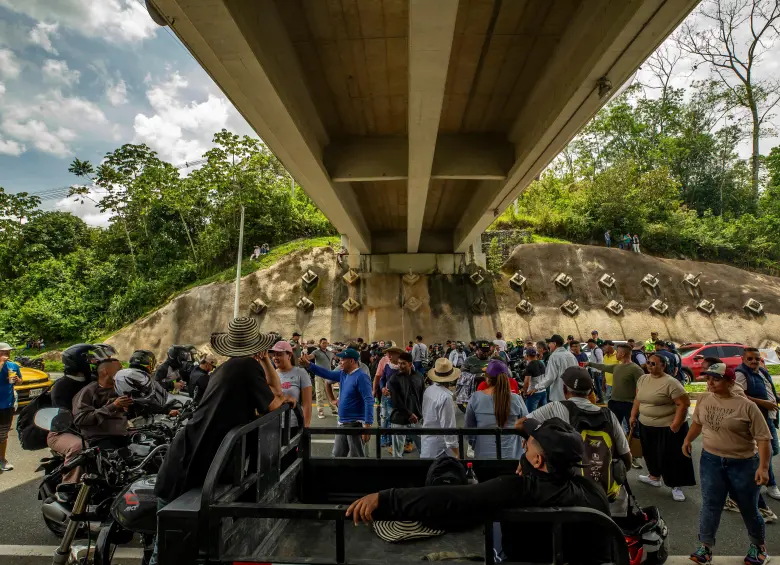 Los mineros del Nordeste antioqueño realizan bloqueos en Porce desde el pasado lunes festivo para exigir por su formalización. FOTO: Camilo Suárez