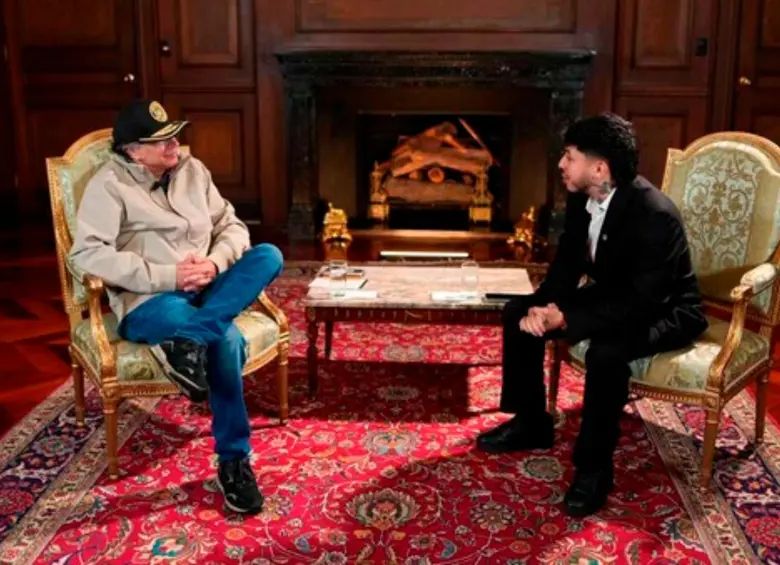 En uno de los apartados del diálogo el jefe de Estado reclamó que “la mano dura” contra jóvenes inmersos en contextos delincuenciales es “una visión que yo llamo de la venganza”. Westcol no tardó en debatir sus tesis: “No, es que no se puede decir venganza (...) yo también vengo de abajo y yo no decidí robar. FOTO: PRESIDENCIA 