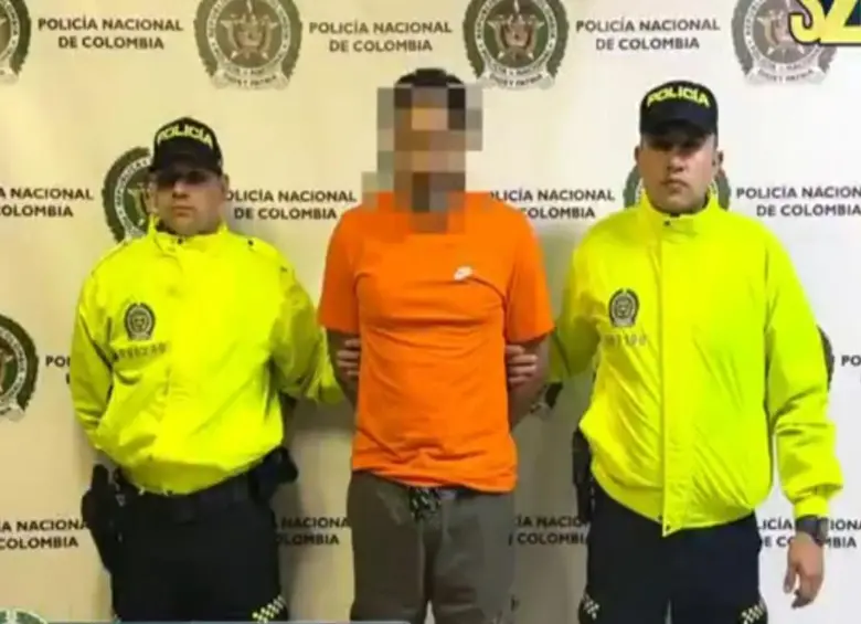 Alias “Amaury” durante su detención por agentes de la Policía en Medellín. FOTO: imgen tomada de redes.