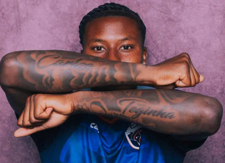 Sidny Lopes Cabral y los tatuajes en honor a sus padres. FOTO: X Sidny Lopes Cabra