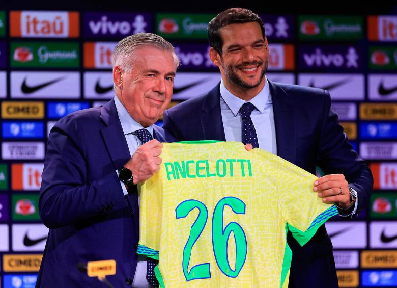Carlo Ancelotti junto a Samir Xaud (derecha), presidente de la Confederación Brasileña de Fútbol (CBF). FOTO: GETTY