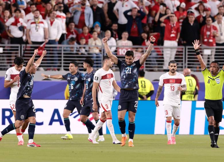 A la paraguaya: sufriendo, aguantando y con el corazón en la mano. Los hombres de Gustavo Alfaro firmaron una página heroica en Santa Clara al derrotar 1-0 a Turquía gracias a un tempranero gol de Matías Galarza. FOTO: Tomada de redes sociales @Albirroja